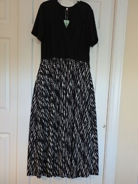 Black and White Short-Sleeve Printed Maxi Dress